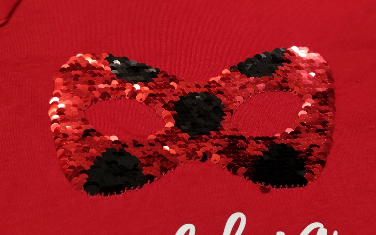 Ladybug Langarmshirt für Mädchen in rot mit Wendepailetten - Nahaufnahme der Pailetten in rot